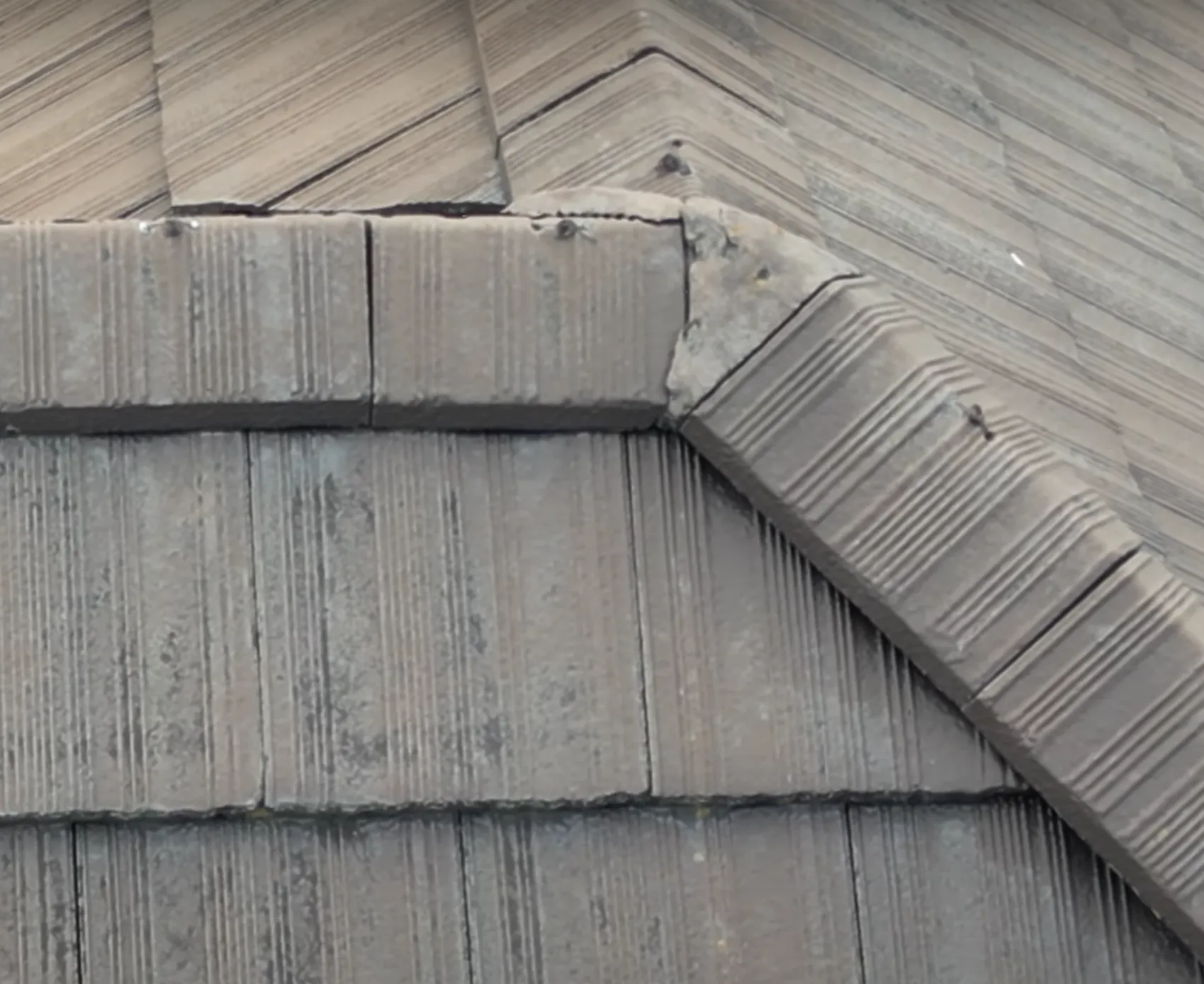 屋根の細かい部分を拡大して確認できるドローン撮影画像