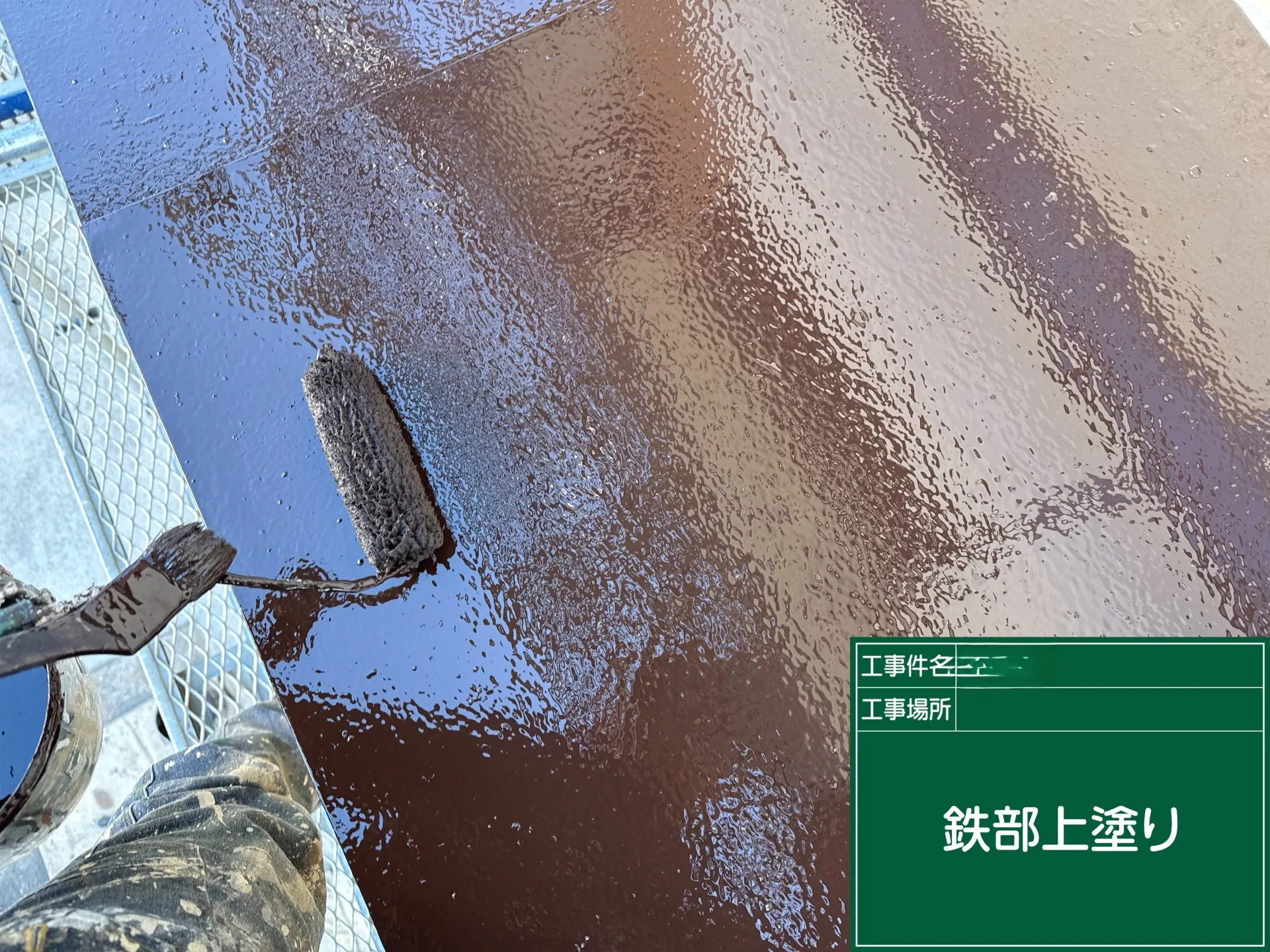 H様邸 外壁正面部分の上塗り作業