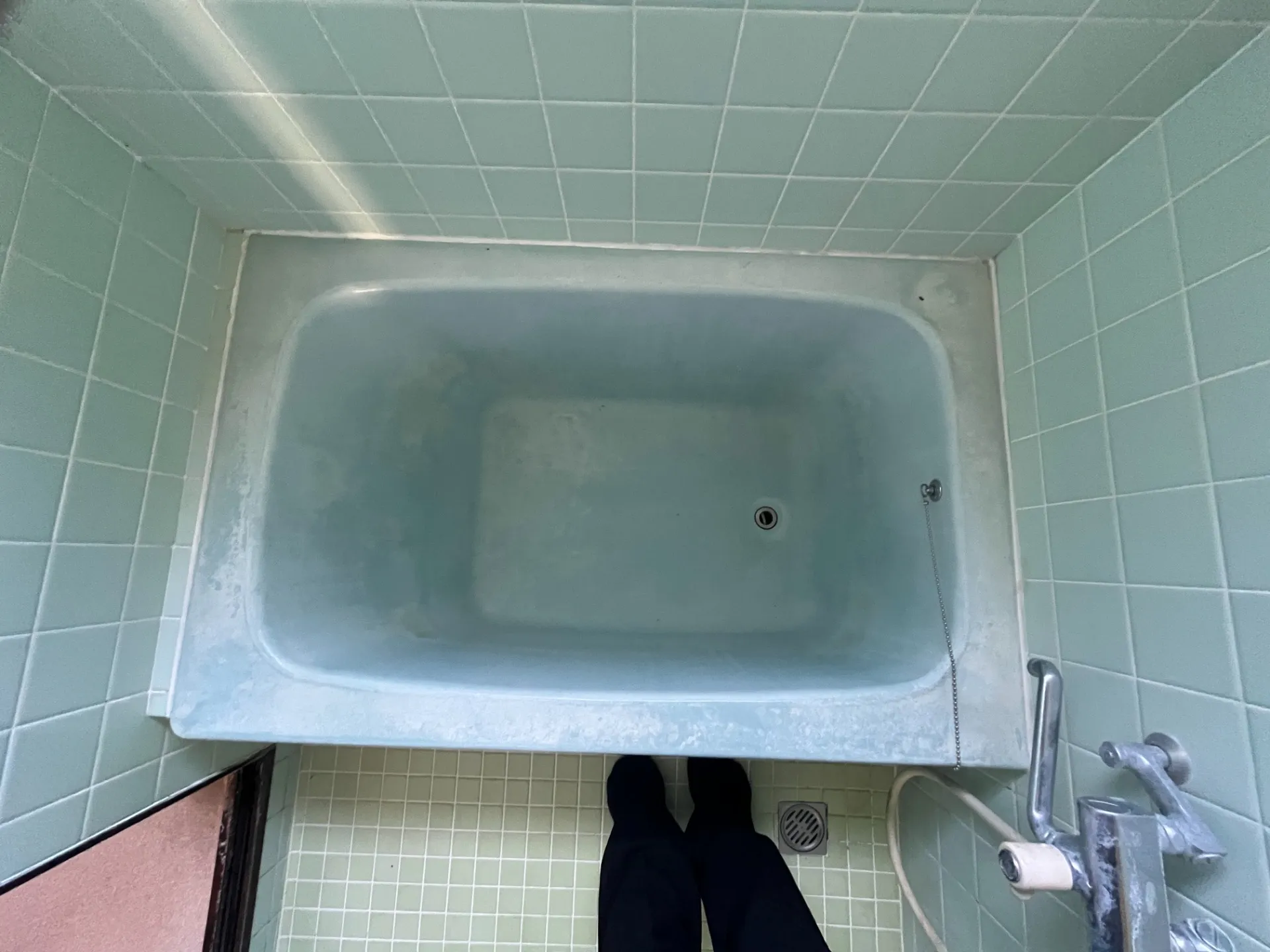 M様邸 昔ながらのタイル浴室 床と浴槽の様子