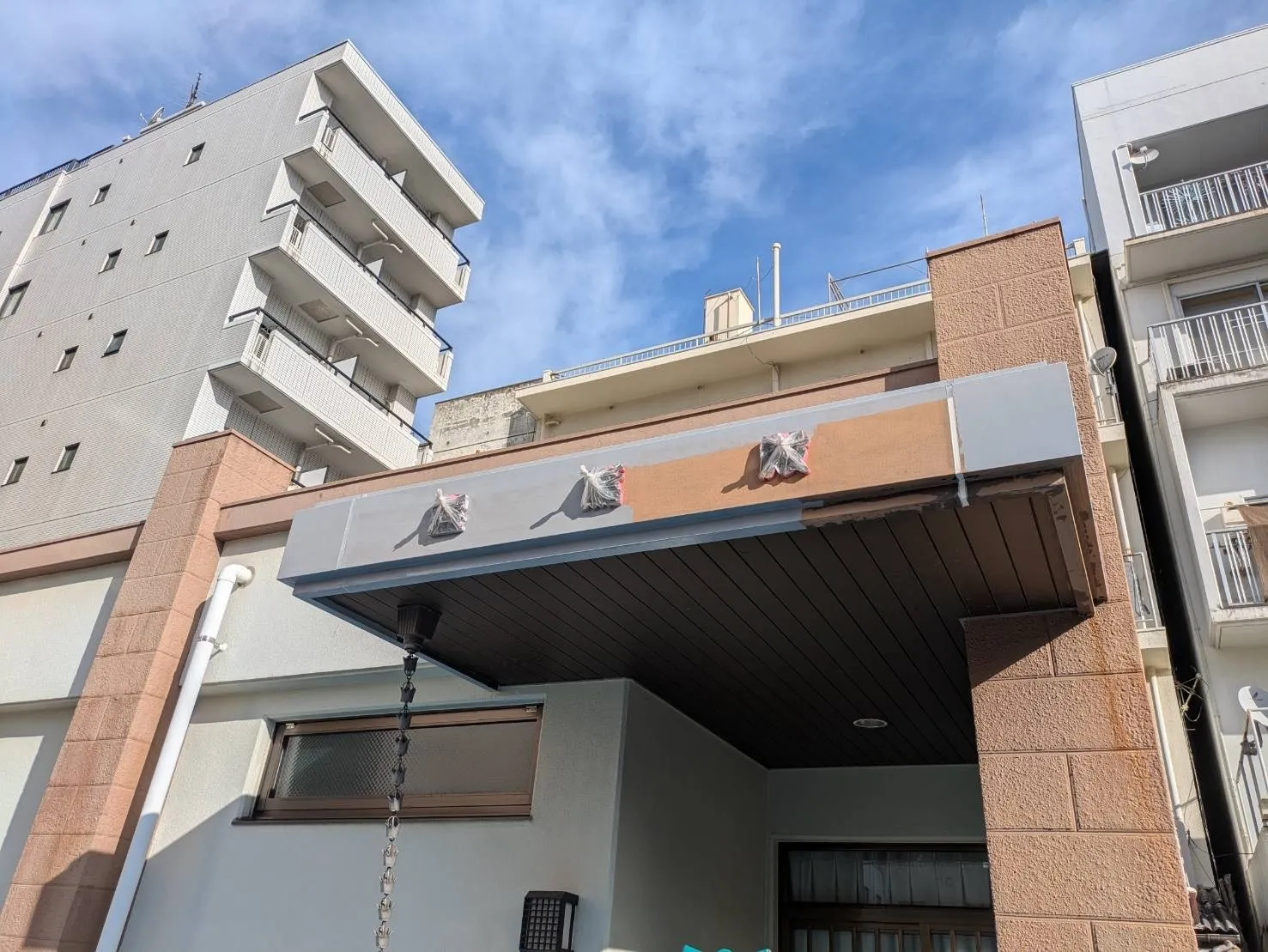 本覚寺 納骨堂｜玄関庇パラペット塗装工事を行いました（広島市中区）