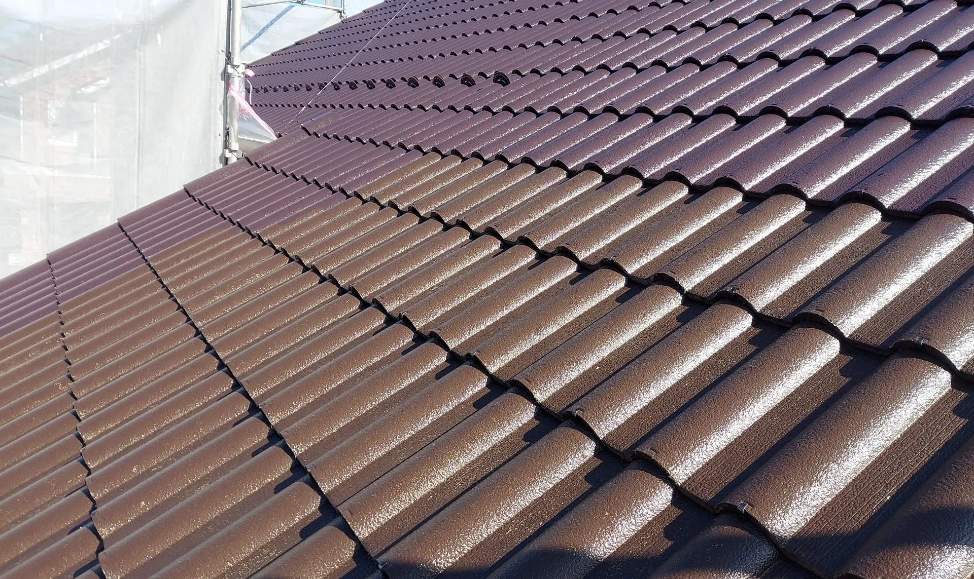 屋根塗装の様子（別角度）