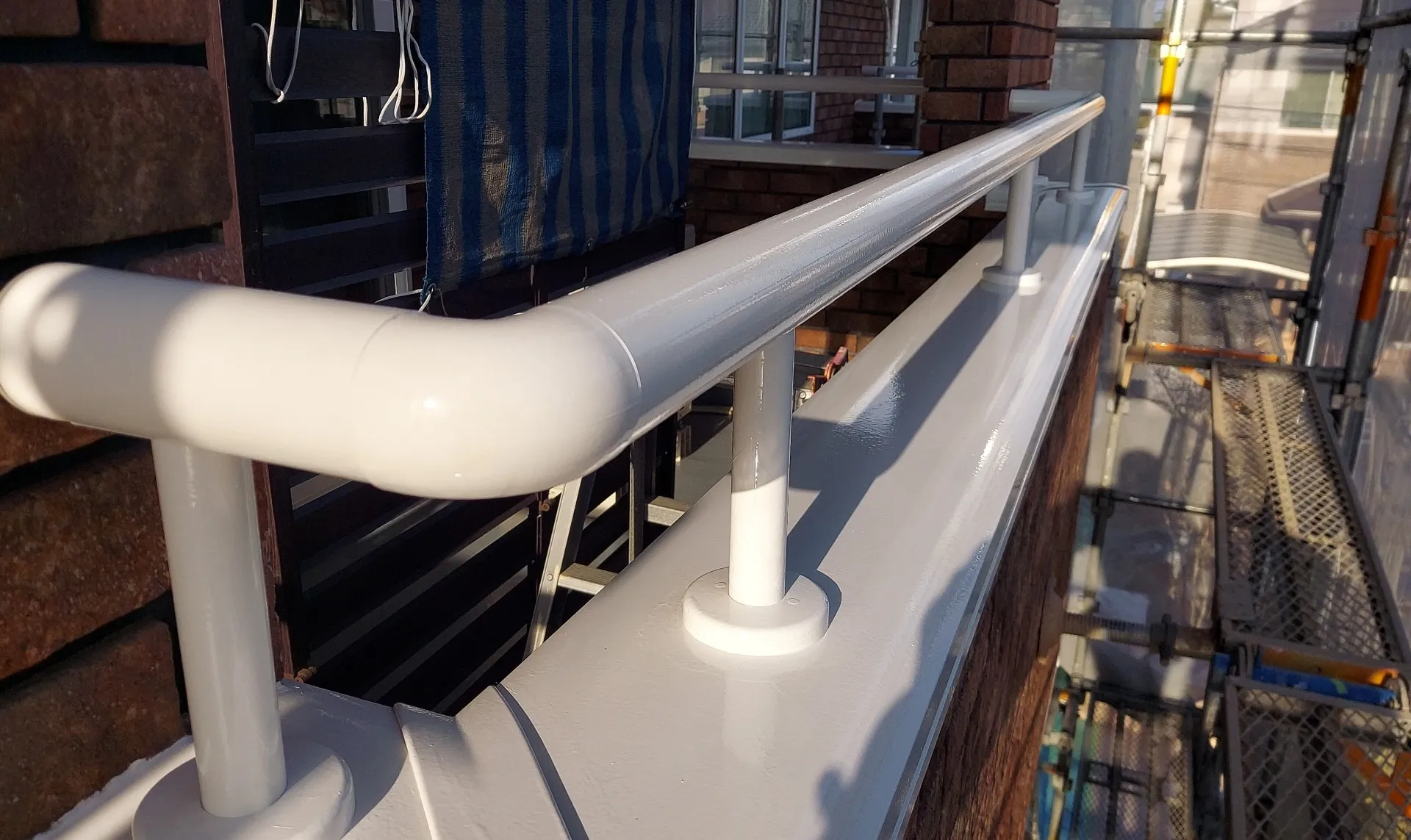 ベランダ防水と付帯部塗装の様子