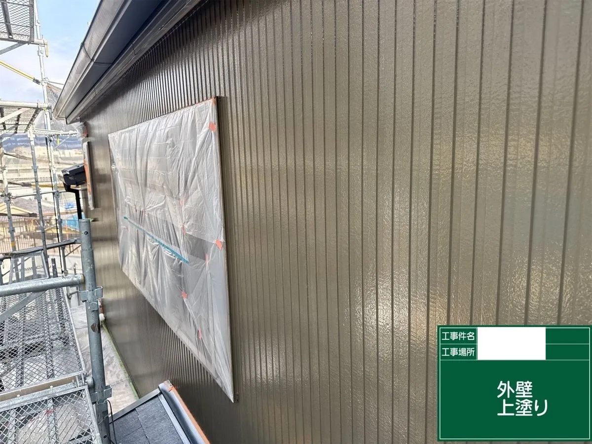 外壁の上塗り作業の様子