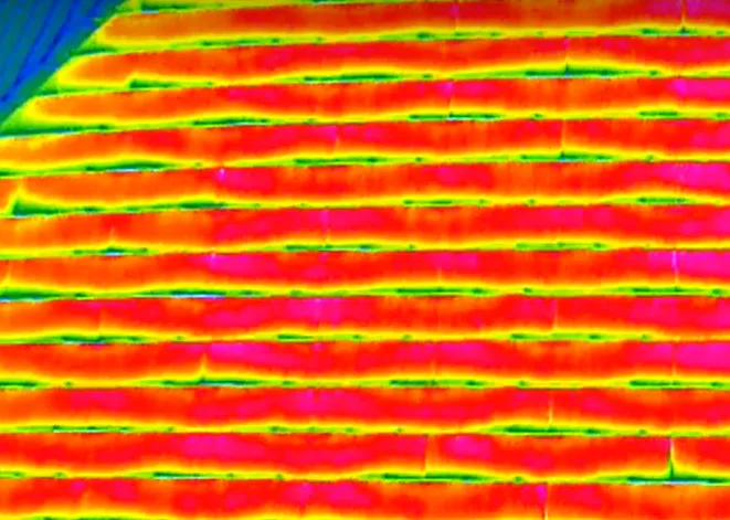 赤外線カメラで確認された屋根の温度差（雨水侵入の可能性）