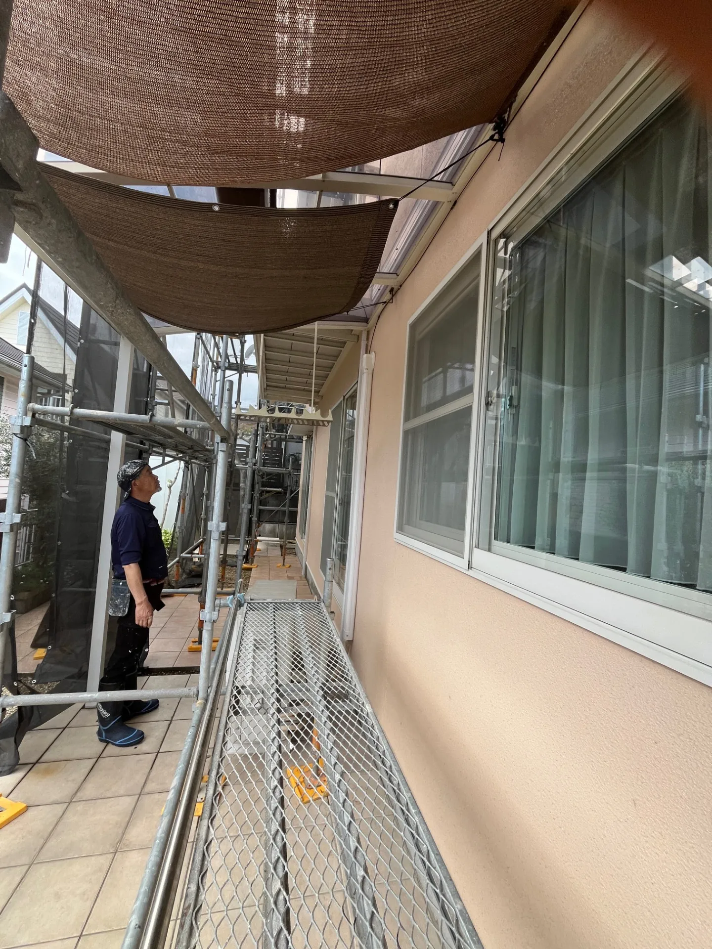 ツバメのためにネットを調整している様子