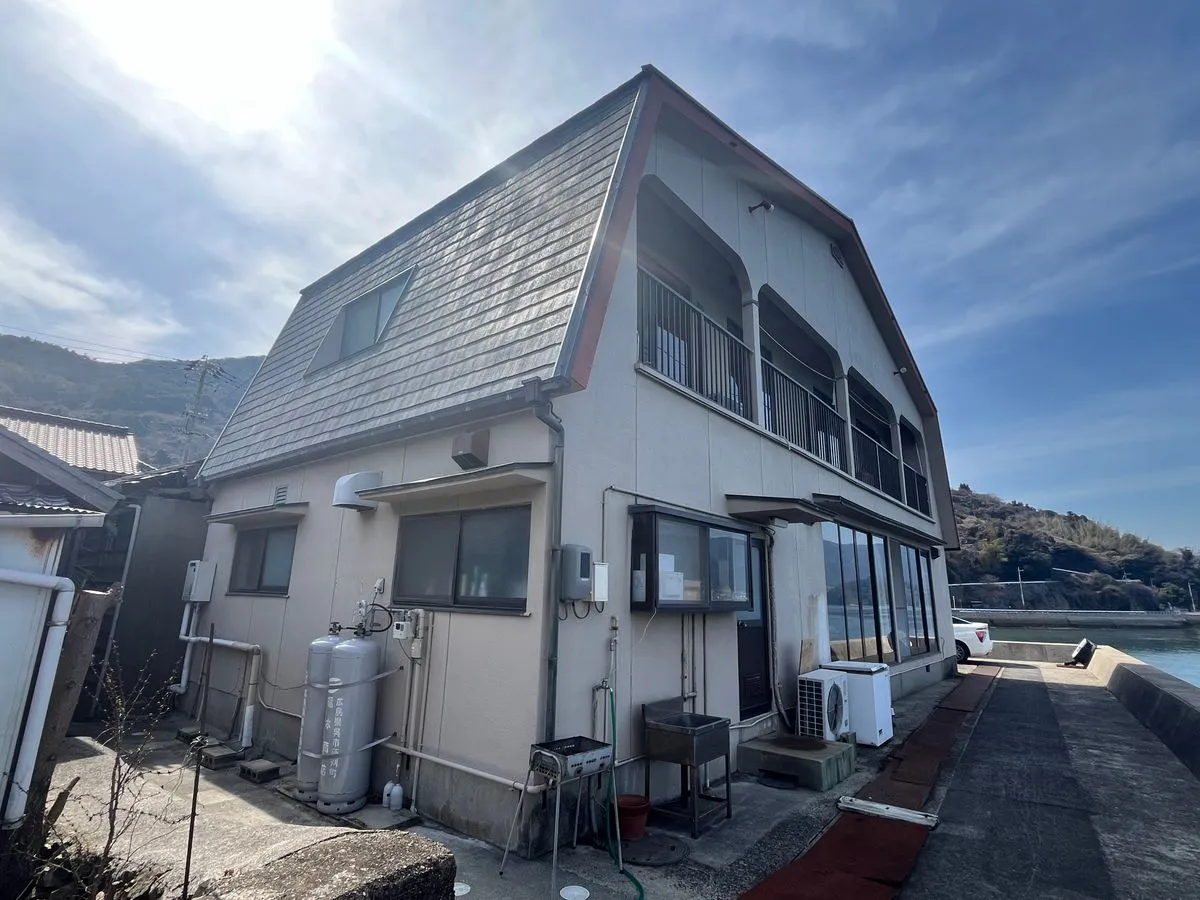 施工前の民宿かまがりの外観
