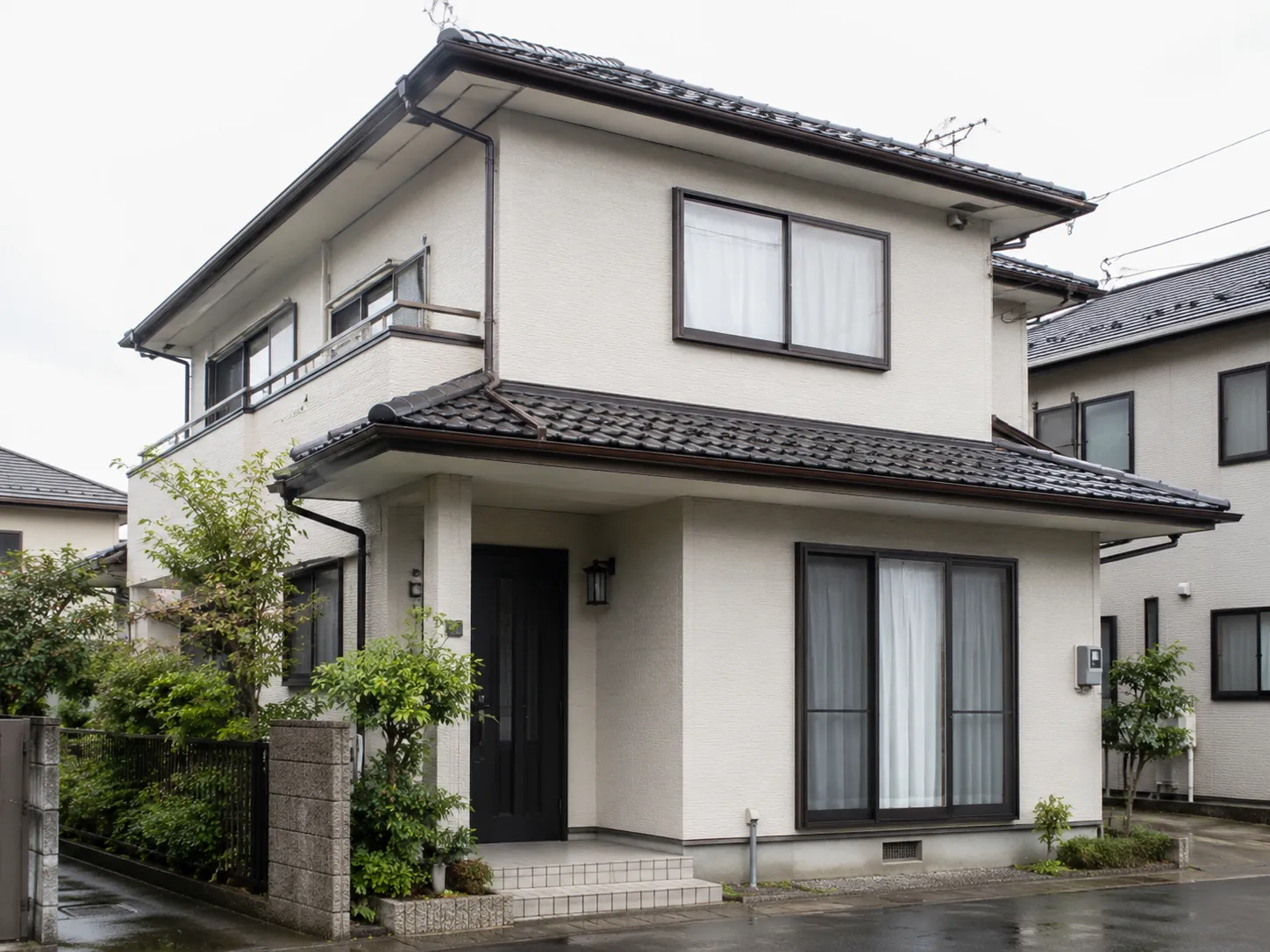 雨上がりの日本の戸建住宅外観