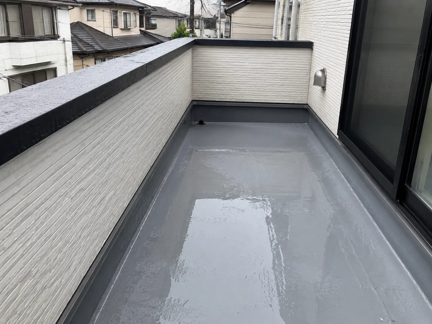 ベランダのひび割れや水たまりは雨漏りのサイン？梅雨時期の防水チェック｜ヌルぞう