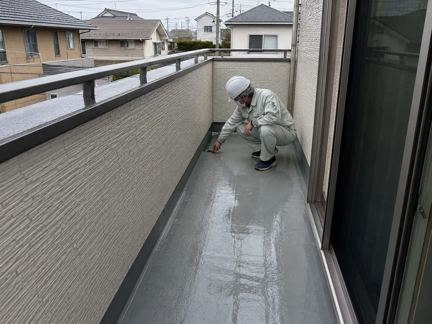 ベランダの排水口と防水状態を確認するイメージ