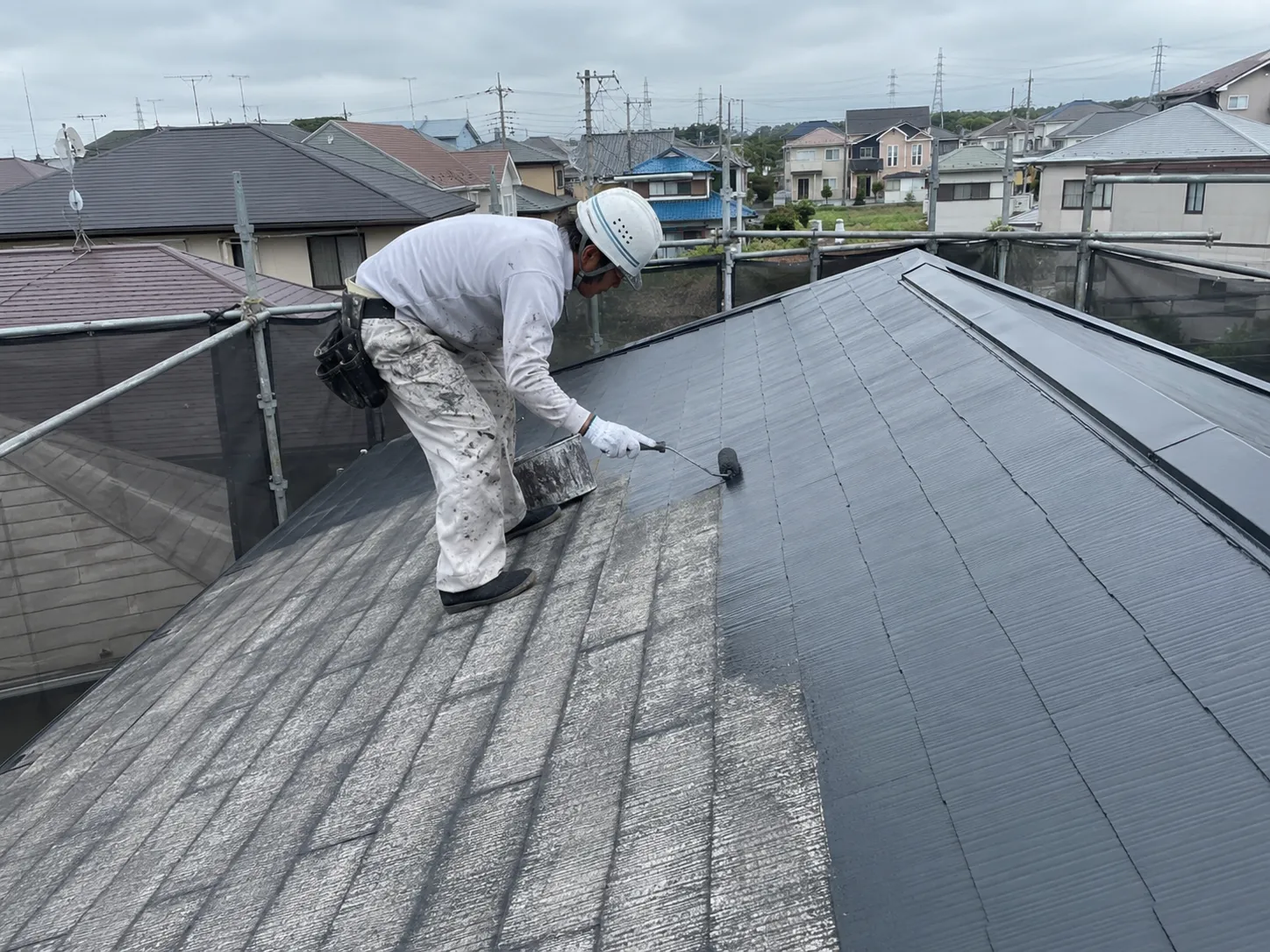 屋根塗装や遮熱塗料の色選びを確認しているイメージ