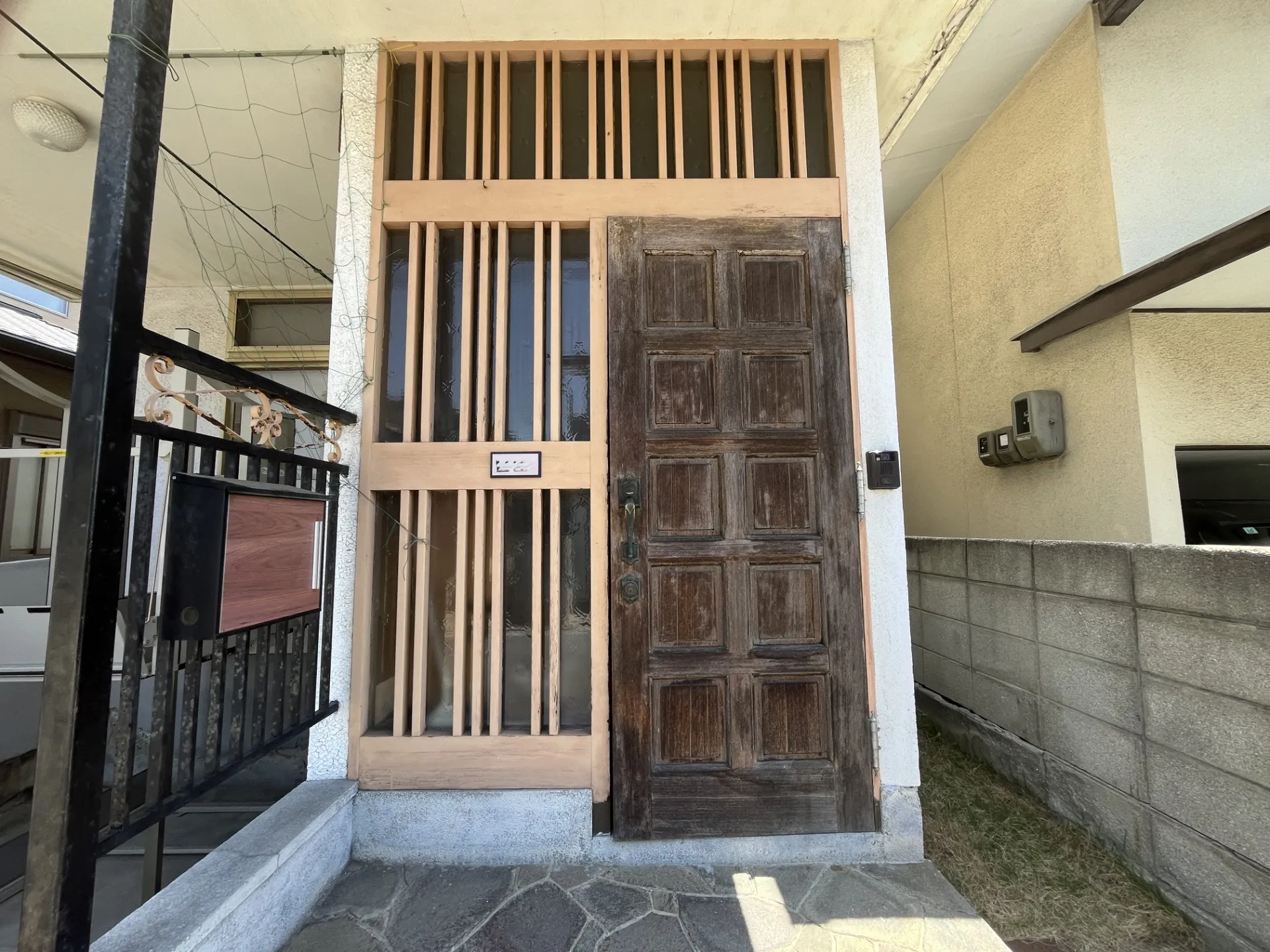 施工前の玄関ドア