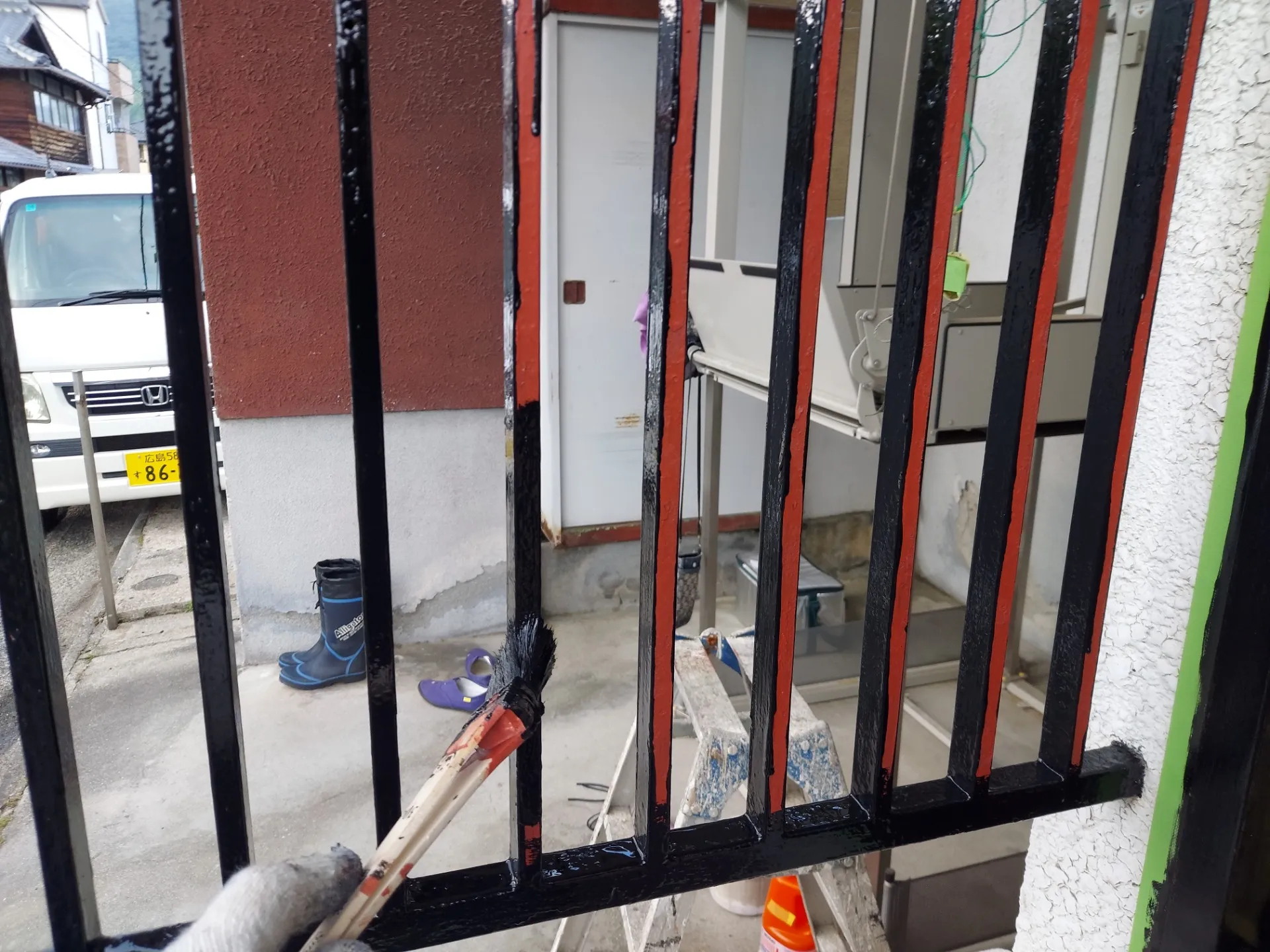 格子塗装施工中