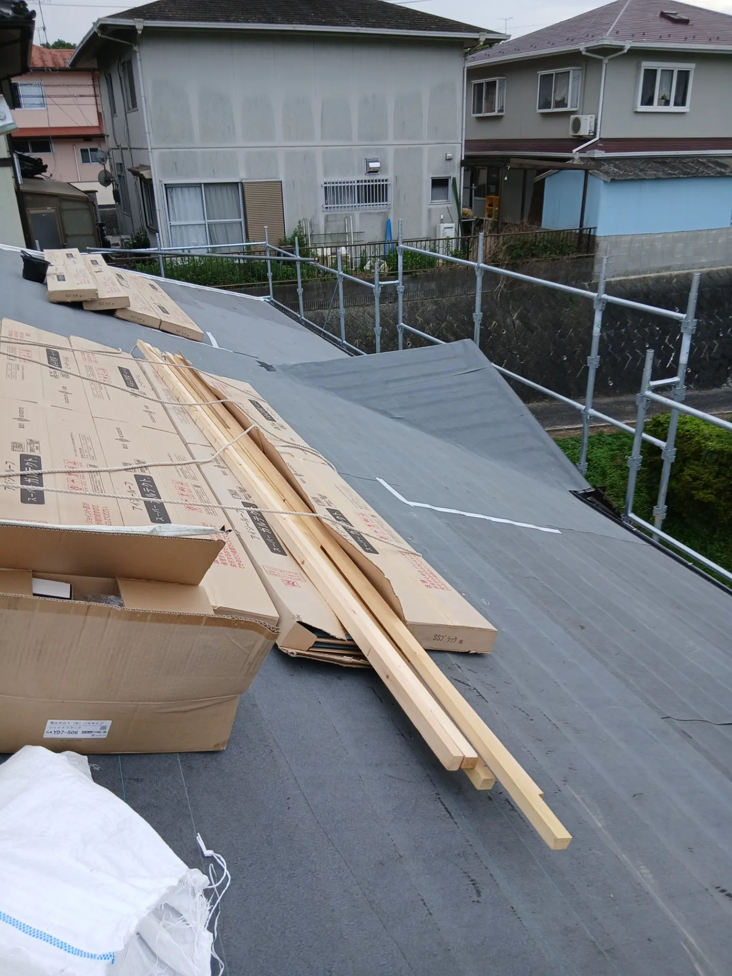 防水シート施工中の屋根リフォーム現場
