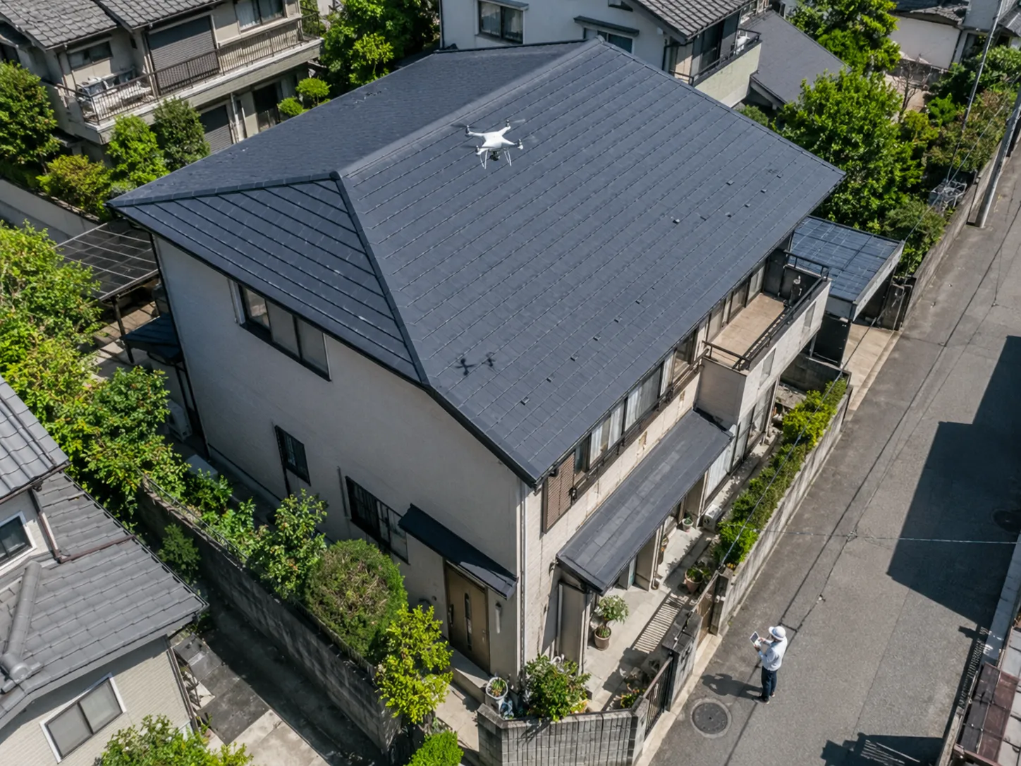 ドローンで戸建住宅の屋根を点検しているイメージ