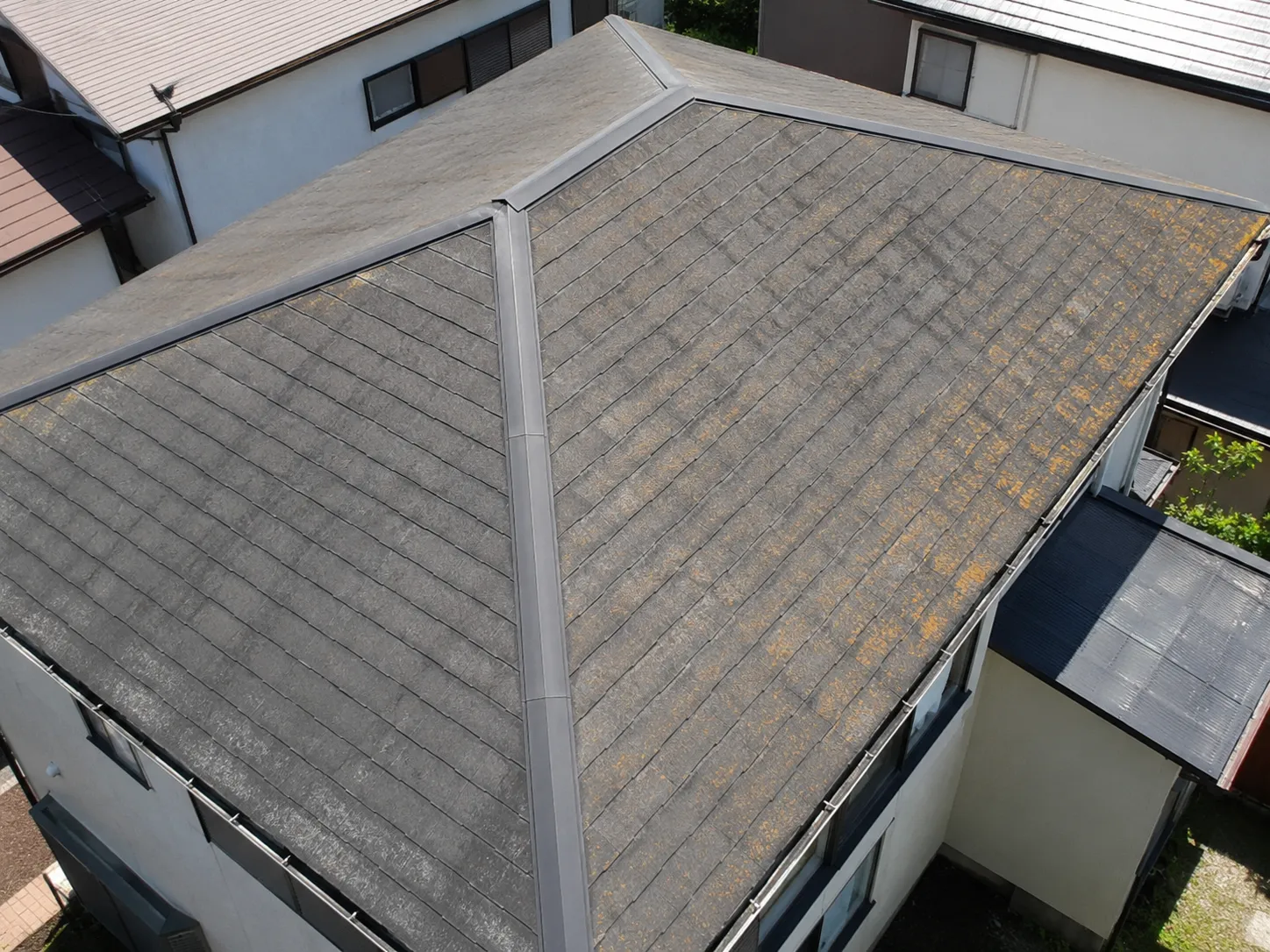 ドローンで撮影した屋根の劣化や棟板金の状態を確認するイメージ